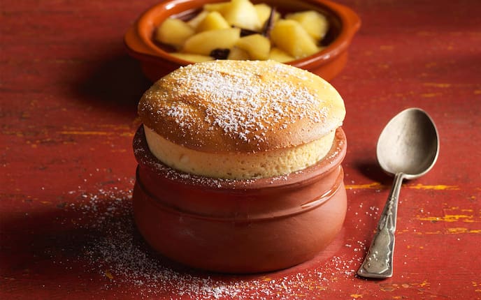 Karamellsoufflés mit Apfelkompott, Staubzucker, Förmchen, Löffel, Gewürznelken, Sternanis
