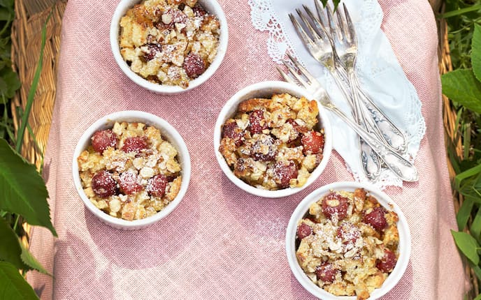 Kirschen, Semmel, Kirschenmichel, Gabel, Tischdecke, Staubzucker