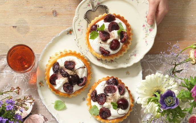 Kirschen, Obers, Sauerrahm, Sekt, Winzersekt, Weinglas, Teller, Tortenheber, Blumen