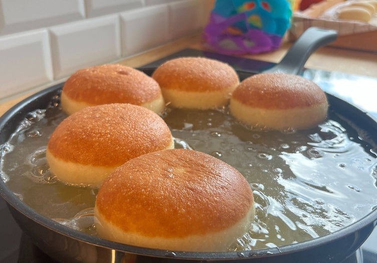Fasching, Faschingskrapfen, Pfanne, Frittierfett, Schmalz, Öl, Krapfen ausbacken, Servus Rezept, Servus Gute Küche
