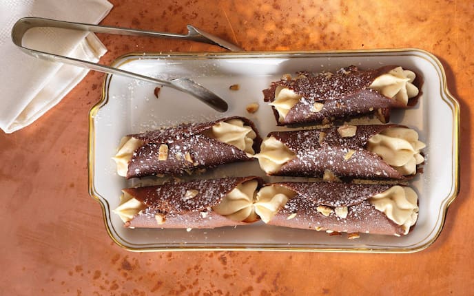 Kaffee-Röllchen, Kaffeecreme, Haselnüsse, Nachspeise, Servus Rezept