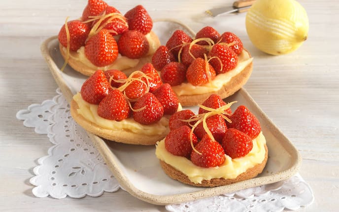 Erdbeeren, Zitrone, Zitronenzeste, Mürbteig, Tischtuch, Tablett