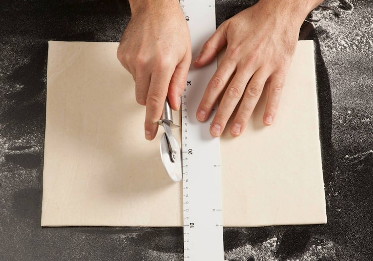 Apfel-Birnen-Blätterteigblume, Blätterteig, Apfel, Birne, Pizzaroller, Lineal