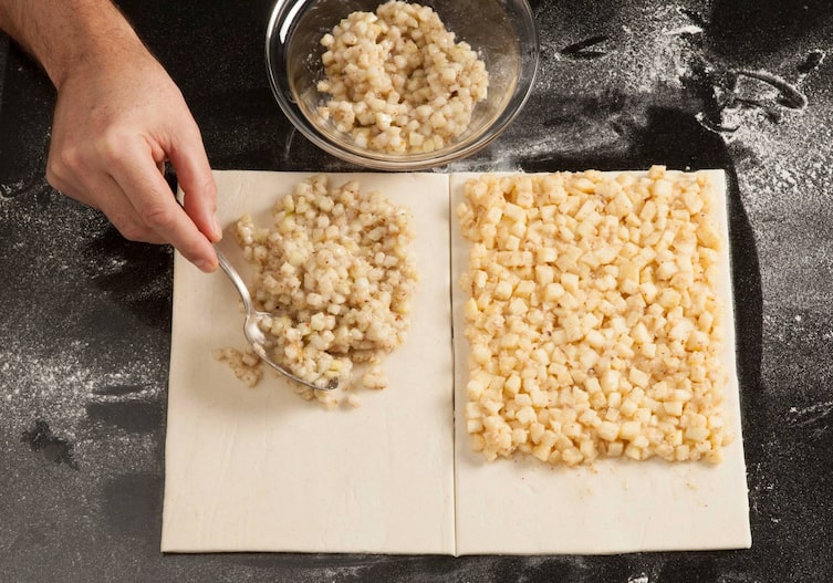 Apfel-Birnen-Blätterteigblume, Blätterteig, Apfel, Birne, Löffel, Birnenfüllung, Apfelfüllung