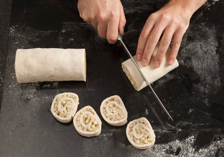 Apfel-Birnen-Blätterteigblume, Blätterteig, Apfel, Birne, Messer