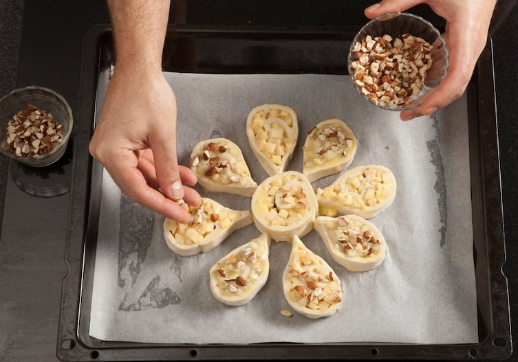 Apfel-Birnen-Blätterteigblume, Blätterteig, Apfel, Birne, Nüsse, Mandeln