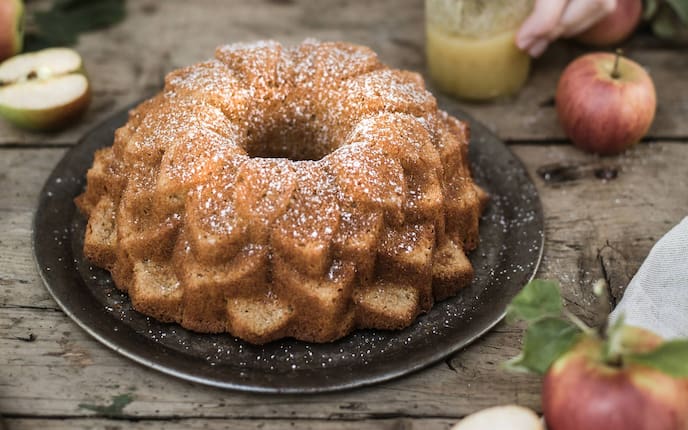Teller, Apfel, Apfelhälfte, Gugelhupf, Hand, Glas, Apfelmus
