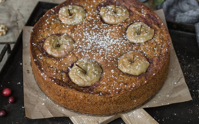 Apfel, Kuchen, Holzbrett, Walnüsse, Moosbeeren
