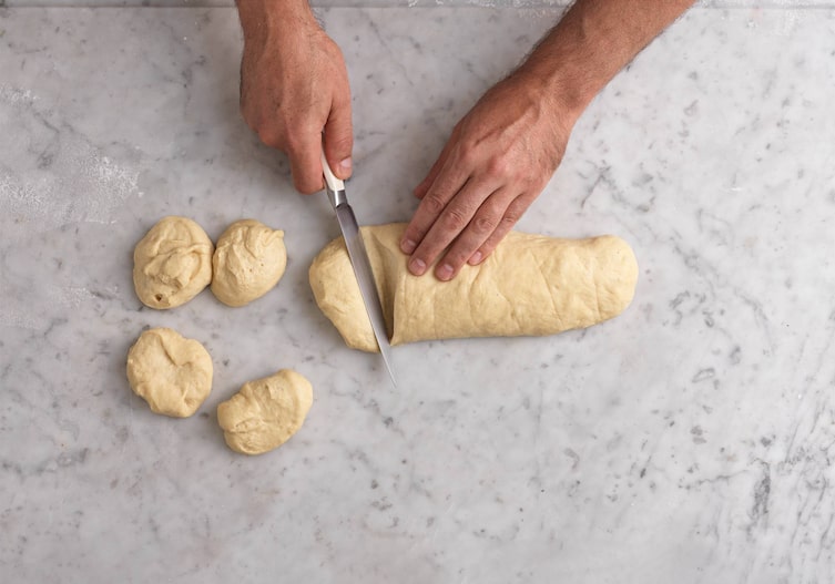 Teig, Messer, Hände