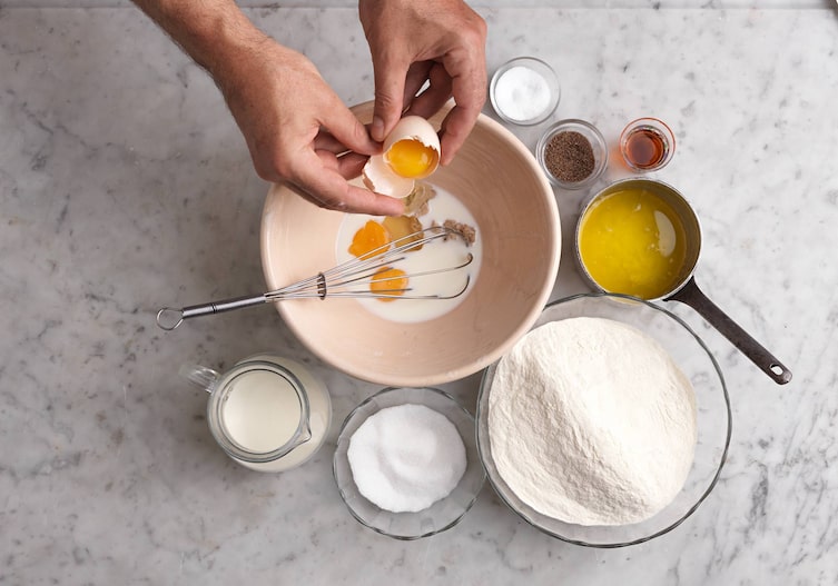 Milch, Mehl, Ei, Germ, Zucker, Butter, Schüssel, Kanne, Schneebesen