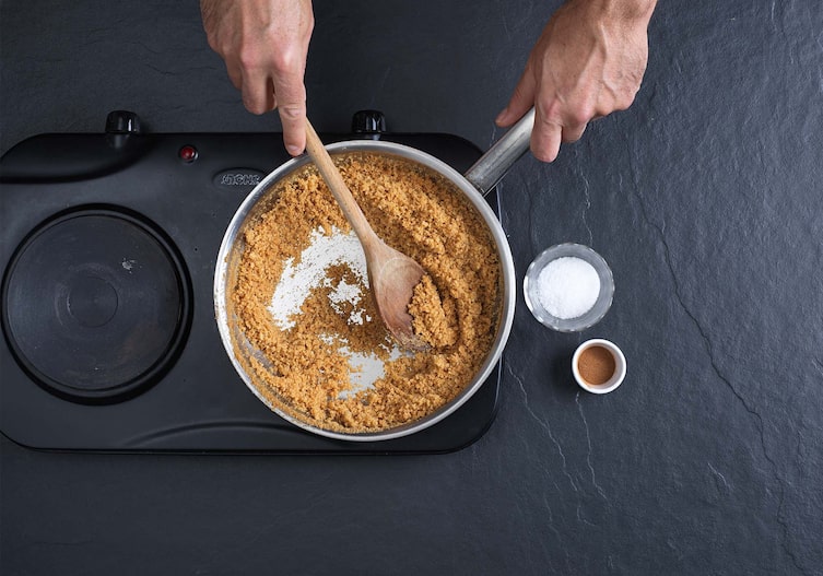 Fruchtknödel mit Topfenteig, Butterbrösel, Zucker, Pfanne, Kochplatte, Zimt, Kochlöffel