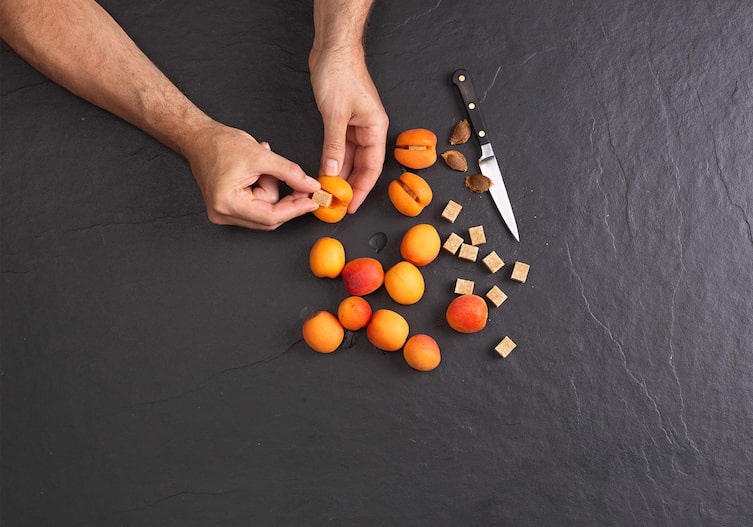 Fruchtknödel mit Topfenteig, Marillen, Marillenkerne, Messe, Würfelzucker