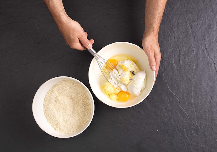 Fruchtknödel mit Topfenteig, Schneebesen, Weißbrotbrösel, Schüssel, Eier, Vanillemark