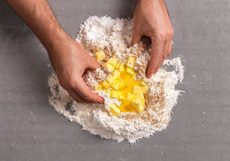 Mehl, Butter, Mandeln, Eier