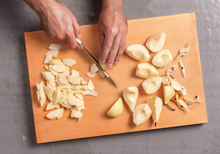 Birnen, geschnittene Birnen, Pimentbirnen, Schneidebrett