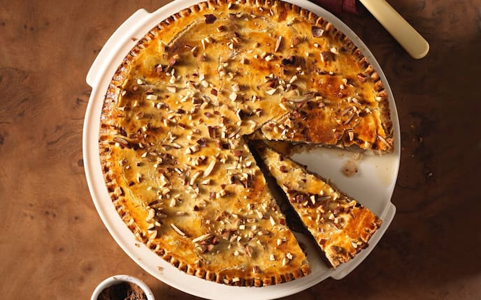 Kuchen, gedeckter Kuchen, Pimentbirnen, Birnen, Mandeln, gehackte Mandel, Kuchenstück, Kuchenteller, Zimt