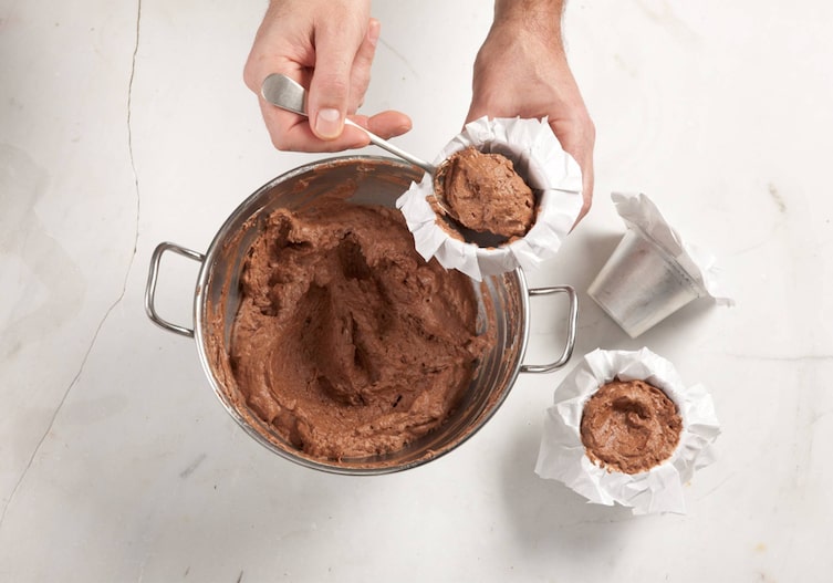 Förmchen, Schüssel, Schokoparfait, Löffel, Hände