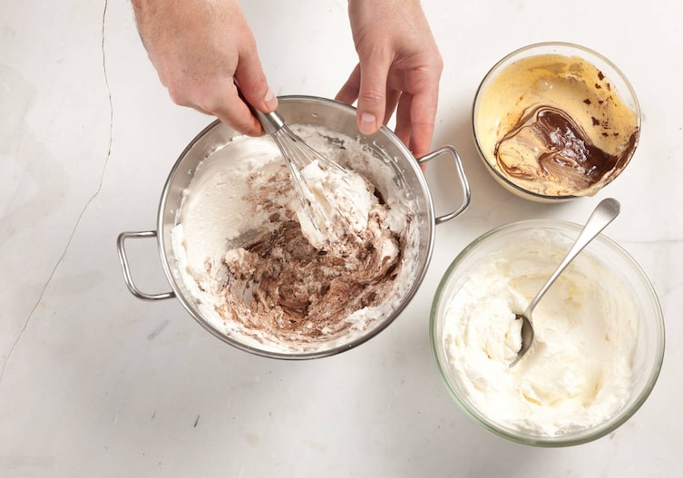 Schneebesen, Eischnee, Schokolade, Schlagobers, Eigelb, Löffel, Schüssel, Hände