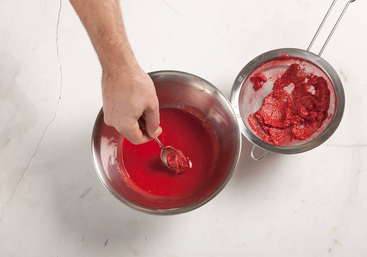 Himbeermark, Himbeere, Sieb, Himbeerkerne, Hand, Löffel, Schüssel