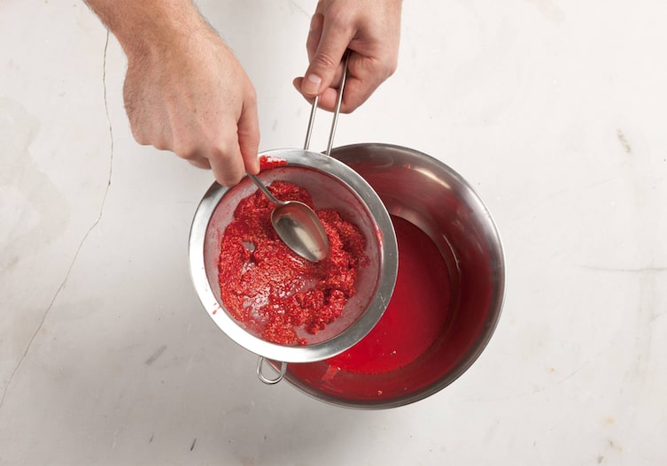 Löffel, Sieb, Hände, Himbeermark, Himbeeren, Schüssel