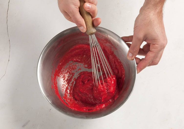 Schüssel, Himbeere, Himbeersorbet, Schneebesen, Hände