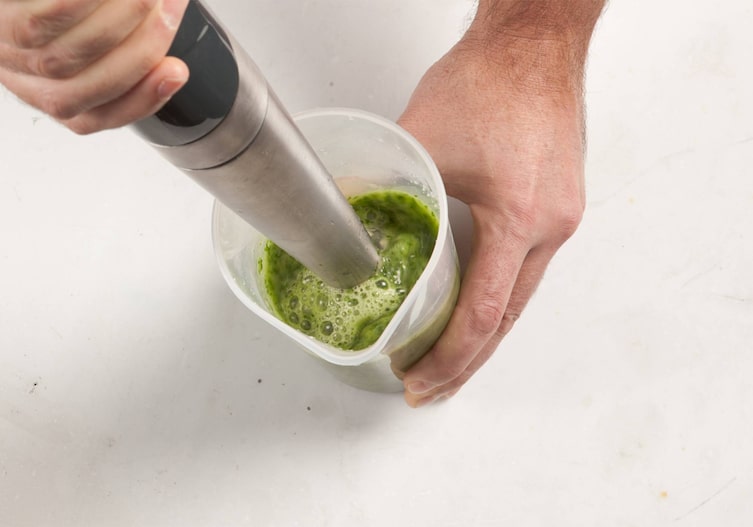 Pürierstab, Messbecher, Zitronenmelisse, Minze, Basilikum, Hände