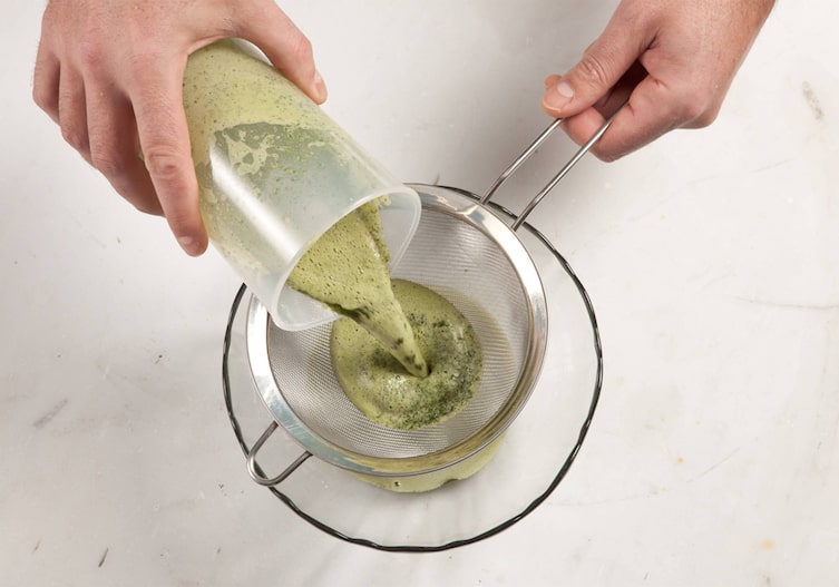 Sieb, Kräuter, Schüssel, Hände