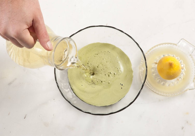 Wein, Zitrone, Zitronenpresse, Schüssel