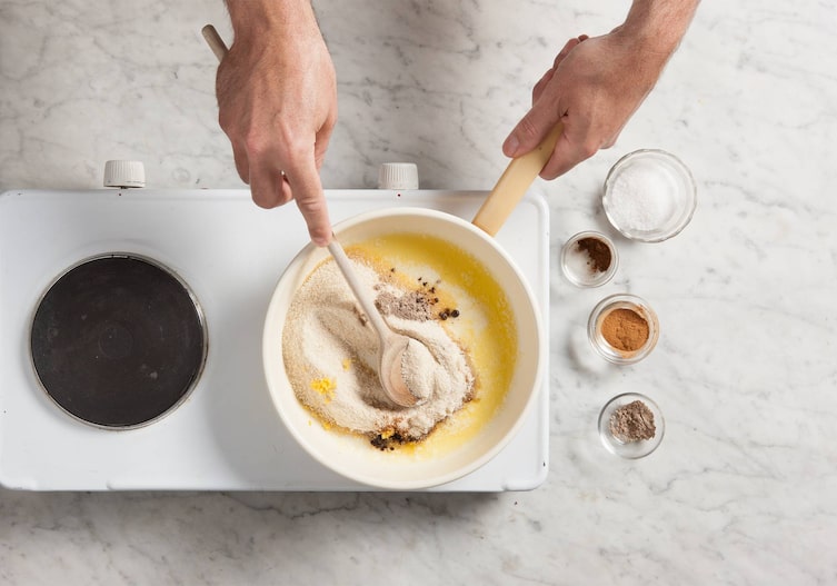 Herdplatte, Kochlöffel, Brösel, Kardamom, Zimt, Nelken, Zucker, Brösel