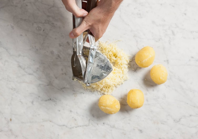 Kartoffel, Erdäpfel, Kartoffelpresse, Erdäpfelpresse, Hände