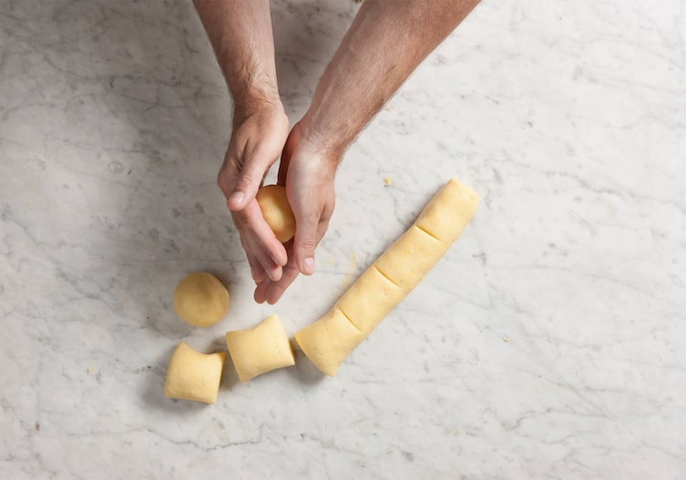 Hände, Erdäpfelteig, Kugel