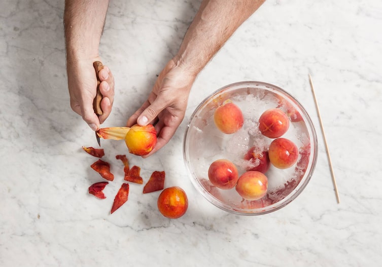 Messer, Pfirsich, Spieß, Wasser, Schüssel, Hände