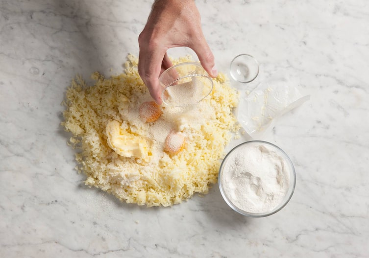 Mehl, Butter, Grieß, Erdäpfel, Hand, Glasschüssel