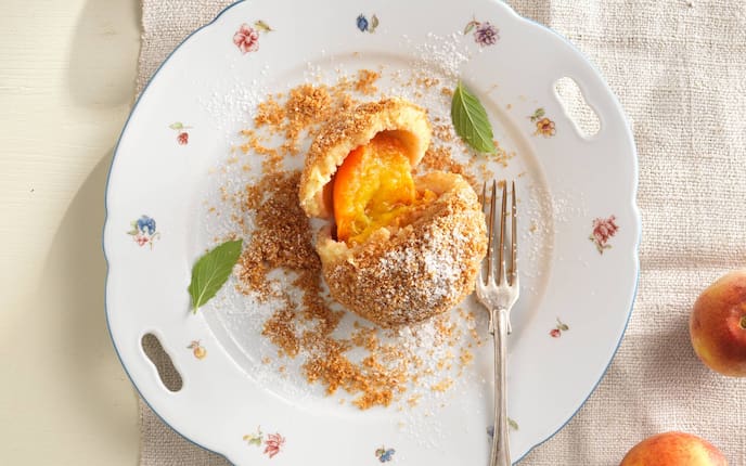 Minze, Staubzucker, Brösel, Gabel, Teller, Knödel, Pfirsich