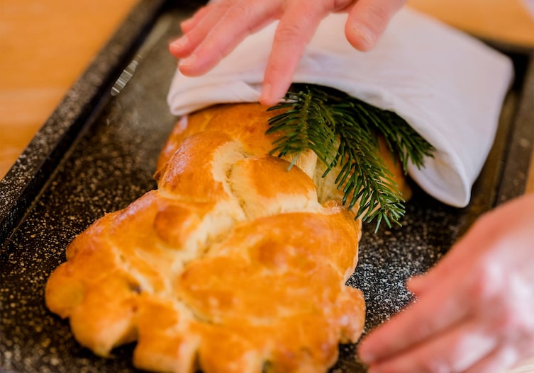 Striezel, Windel, Hände, Backblech