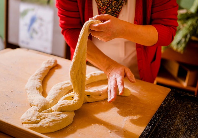 Teig, Holzbrett, Hände