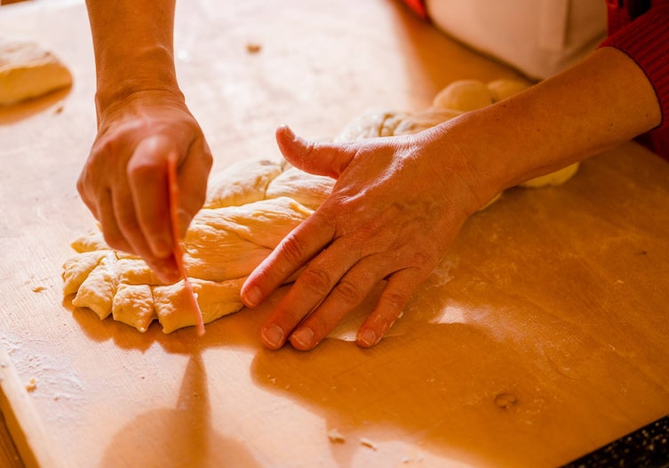 Teig, Teigware, Hände, Holzbrett