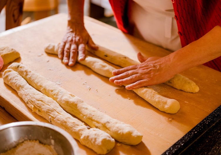 Teigrollen, Hände, Holzbrett