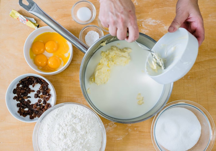 Topf, Butter, Eier, Rosinen, Mehl, Zucker, Salz, Backpulver