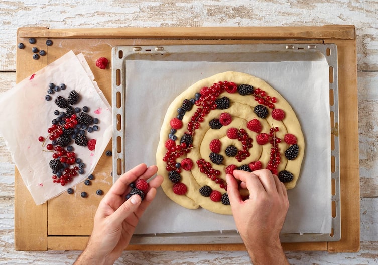 Himbeere, Heidelbeere, Beerenmix, Schnecke, Backpapier, Backblech, Brett, Hände