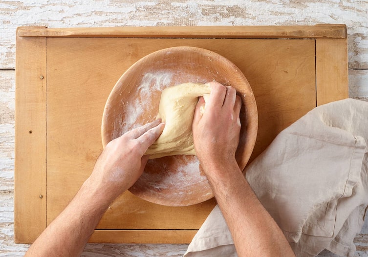 Brett, Tuch, Hände, Teig, Schüssel