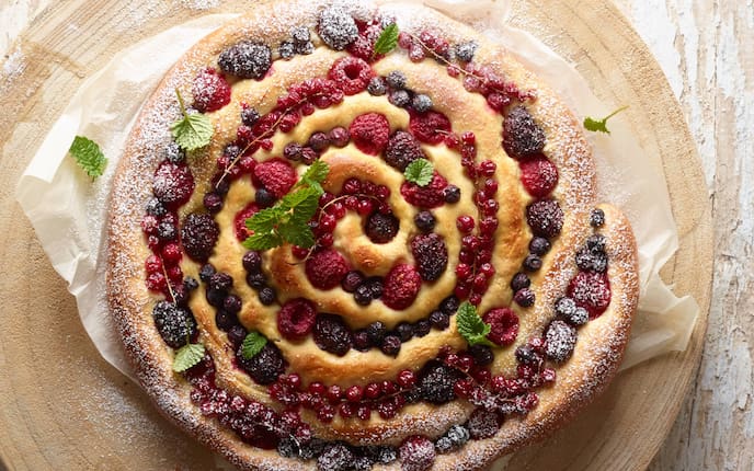 Ribisel, Himbeere, Brombeere, Schnecke, Minze, Heidelbeere, Holzbrett