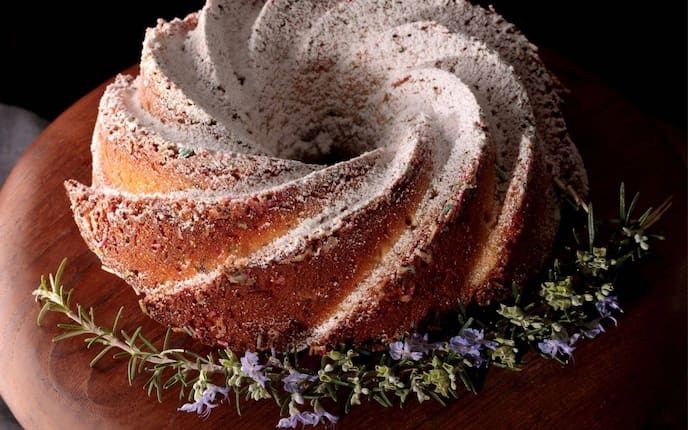 Gugelhupf, Servus Rezept, Staubzucker, Rosmarinzweig