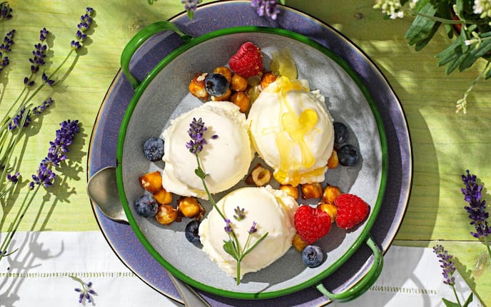 Nachspeise, Eis, Heidelbeeren, Himbeeren, Haselnüsse, Honig, Lavendelblüten, Servus Rezept
