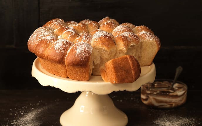 Lebkuchen-Dukatenbuchteln mit Powidlrahm, Etagere, Staubzucker, Löffel, Schüsserl