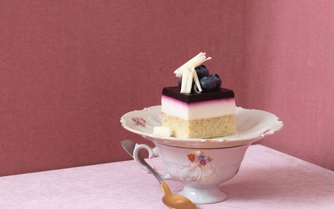 Kuchen, Creme, Heidelbeeren, Schokoflocken, Tasse, Untertasse, Limetten-Joghurt-Ecke, Nachspeise, Servus Rezept