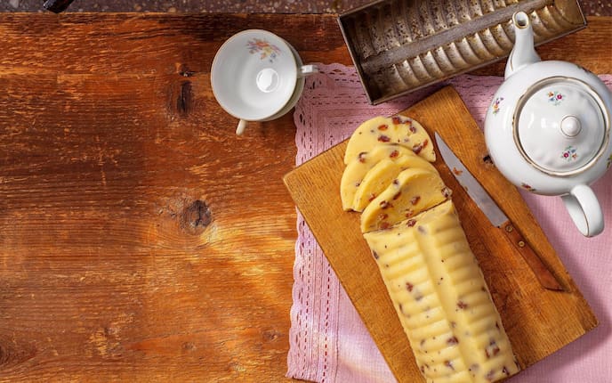 Rahmkoch, Teekanne, Tasse, Messer, Schneidbrett