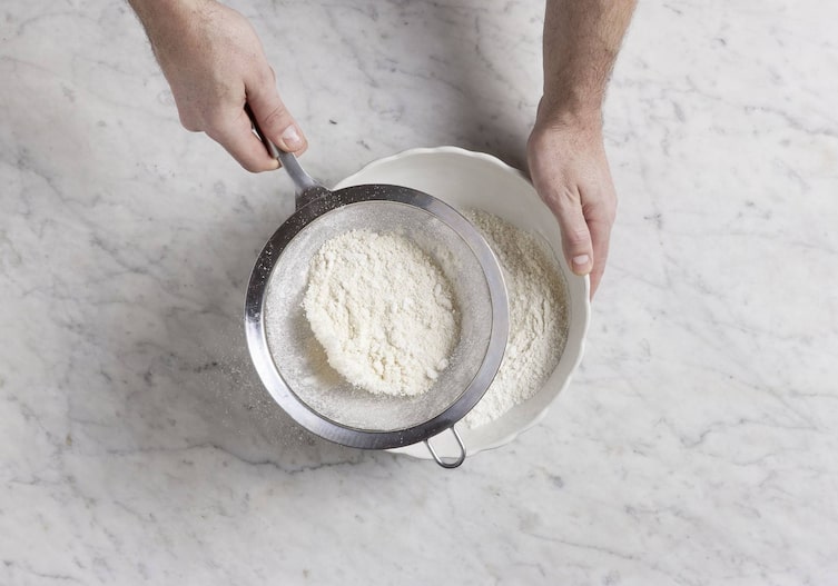 Makronen, Mandeln, Staubzucker, Pulver, Sieb