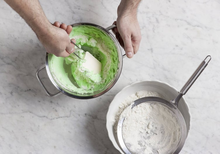 Makronen, Mandel-Zucker-Pulver, Lebensmittelfarbe, Eiklar, Sieb