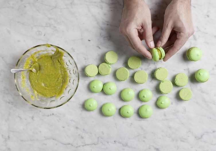 Makronen, Pistazien, Schokolade, Füllung, Zusammensetzen